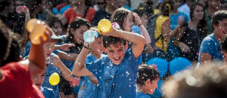 Guerra de balões de água anima uma cidade Portuguesa
