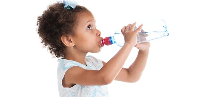 Água limpa e sabão ajudam crianças a crescer